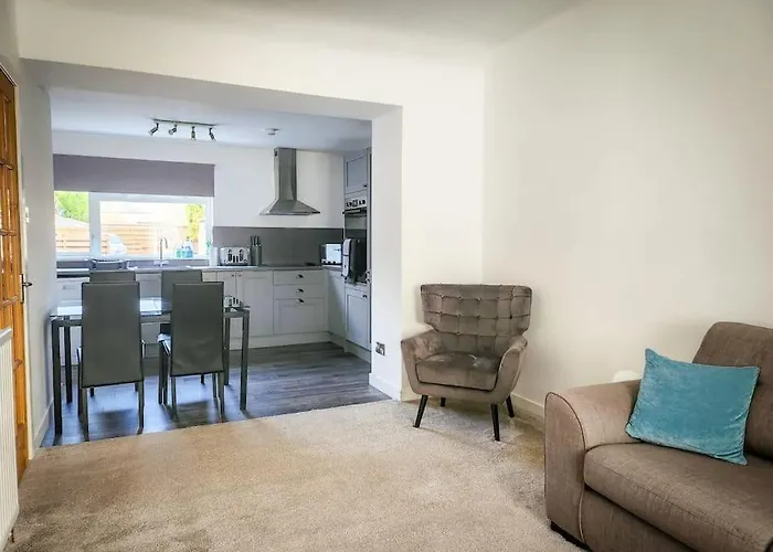 Central 2-Bedroom Bunglow With Double Sofa Bed